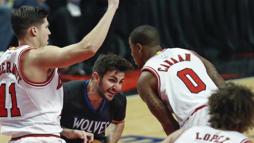 Ricky Rubio frente a la defensa de los Chicago Bulls.