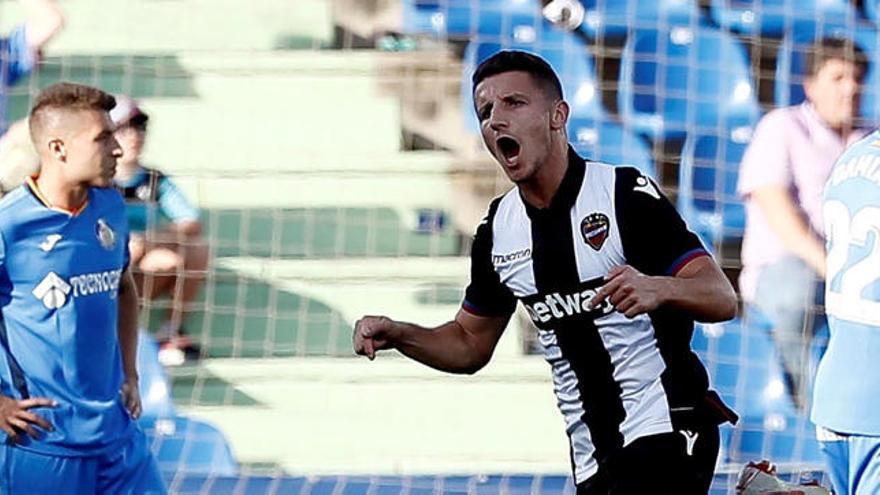 Enis Bardhi, en la celebración del gol de falta en el Coliseum