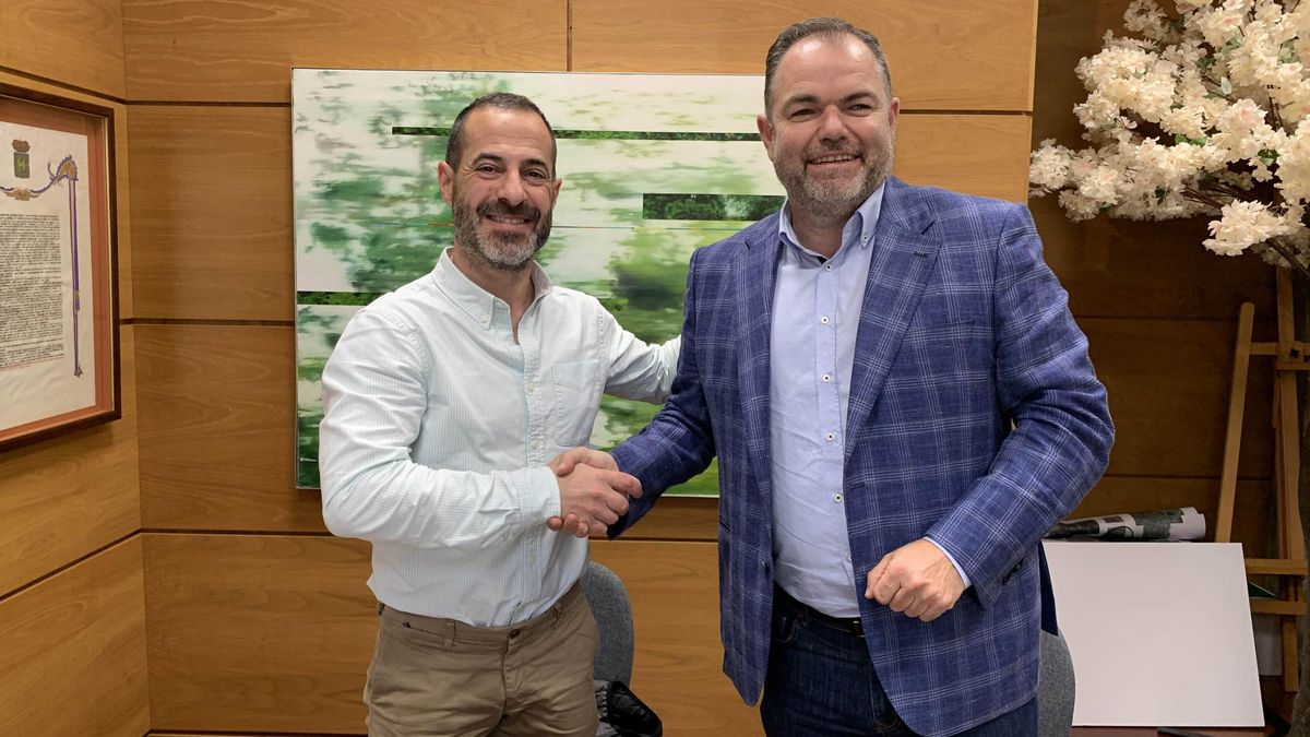 Ángel García y Carlos Paniceres, tras suscribir el convenio para la creación de una antena cameral en Siero