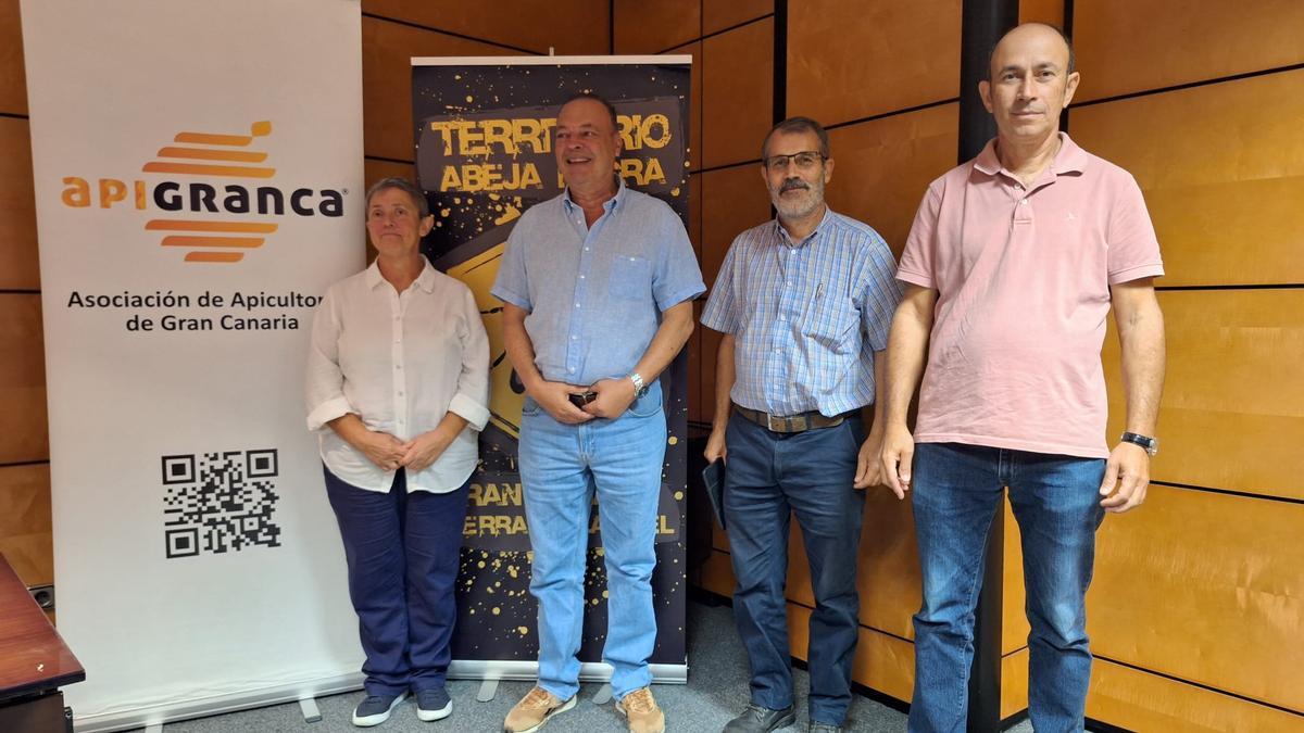 Miembros de ApiGRanca, Mariana González, Antonio Quesada, Juan Félix Díaz, y Francisco Javier Hernández.