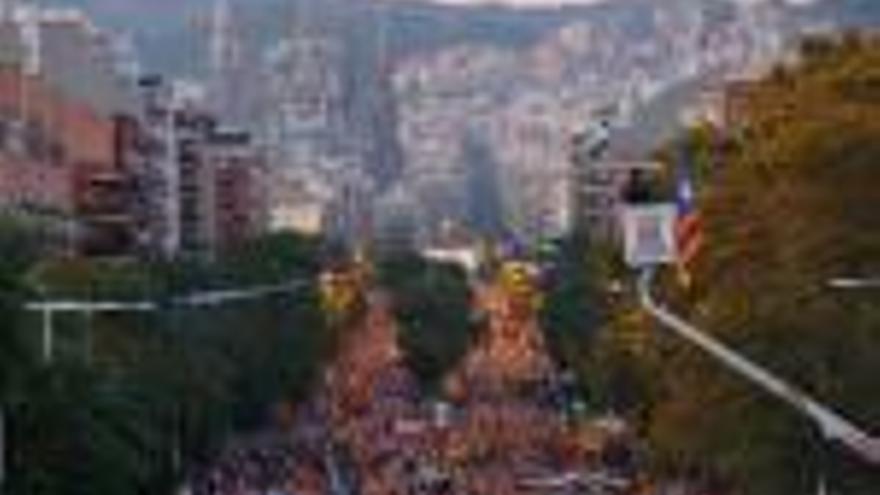 Una riuada de gent omple el tram final del carrer Marina de Barcelona; al fons de la imatge, la Sagrada Família.