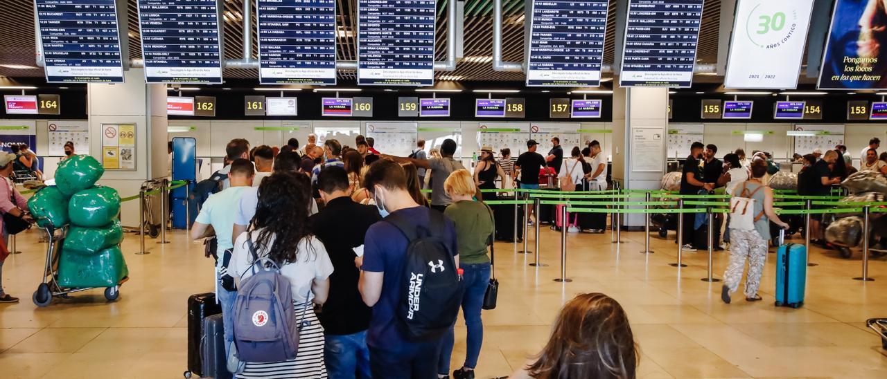 Pasajeros esperan en los mostradores de  facturación de la aerolínea hoy 27 de julio