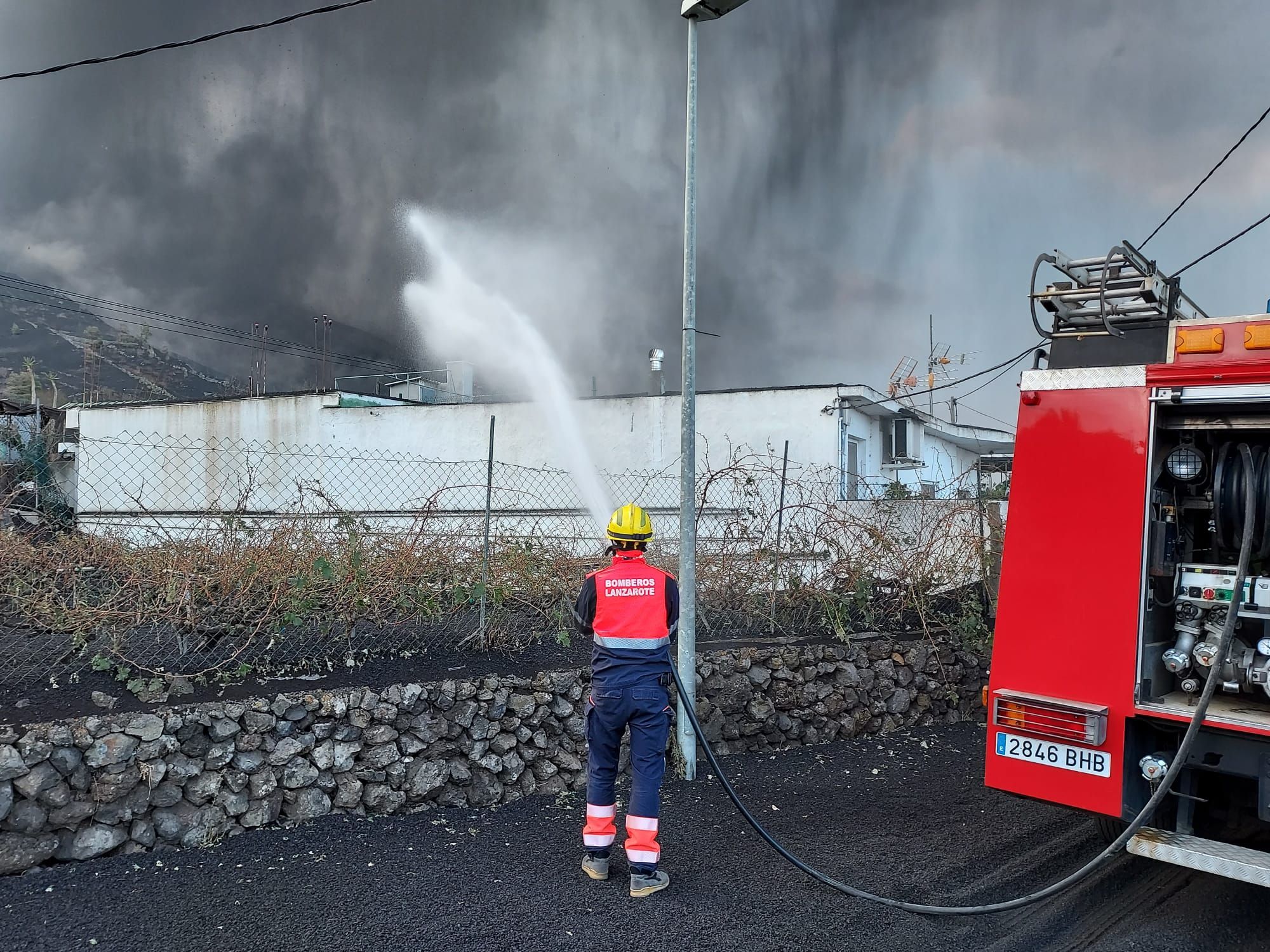 Erupción volcánica: Ayuda de los bomberos de Lanzarote en La Palma