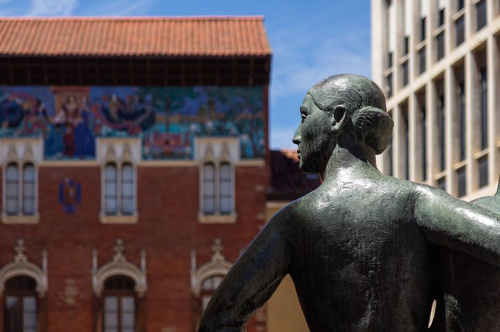 Paseando por el centro de Palencia descubrirás esculturas muy interesantes.