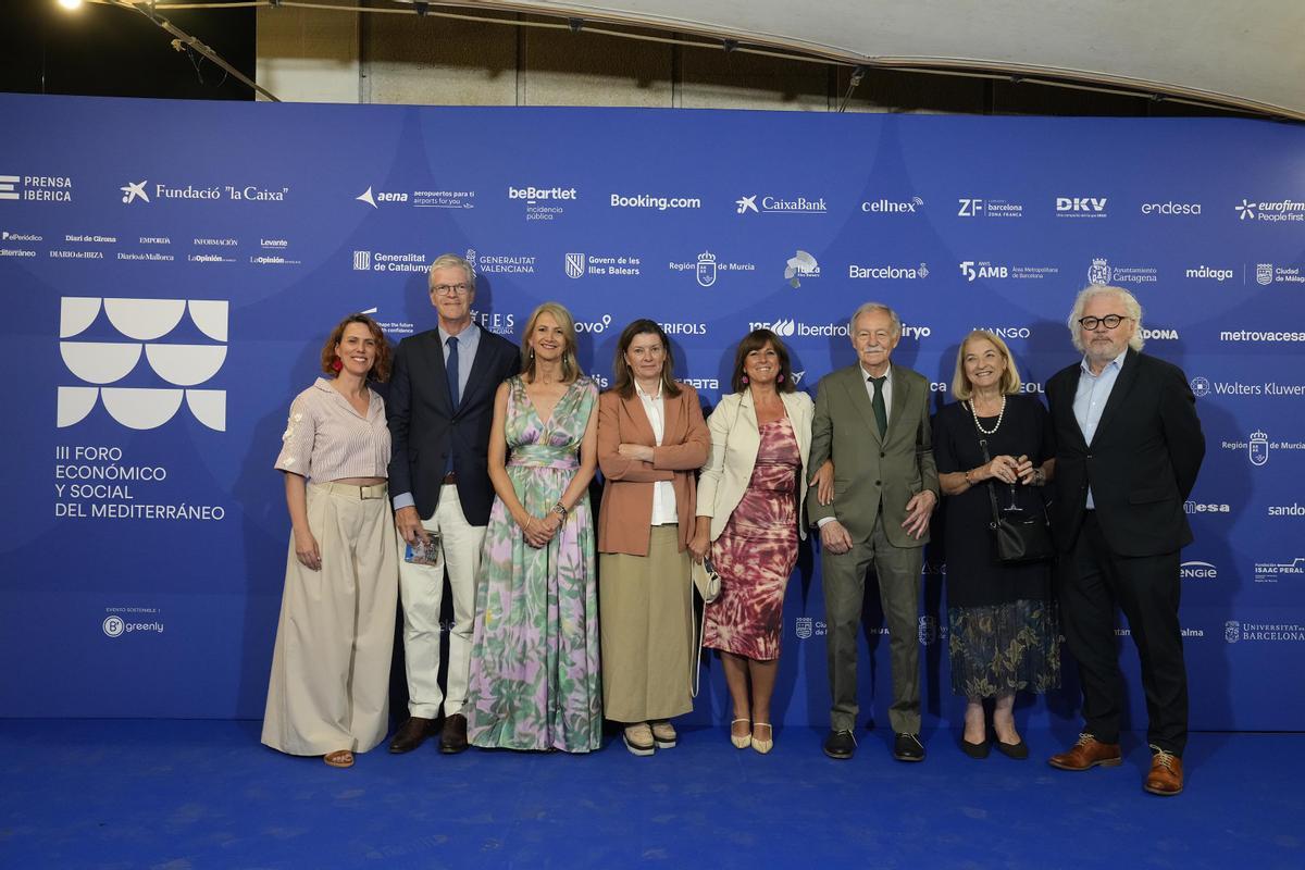 Mabel Mas, directora general de El Periódico; Martí Savalls, jefe de información económica de Prensa Ibérica; Carme Poveda, de la Cambra de Comerç de Barcelona, Sara Puig, presidenta de Fundació Joan Miró; Marta Martí, el escritor Eduardo Mendoza, Paloma Taltavull, catedrática de economía de la Universidad de Alicante, Alex Sàlmon, Director del suplemento 'Abril' de Prensa Ibérica.