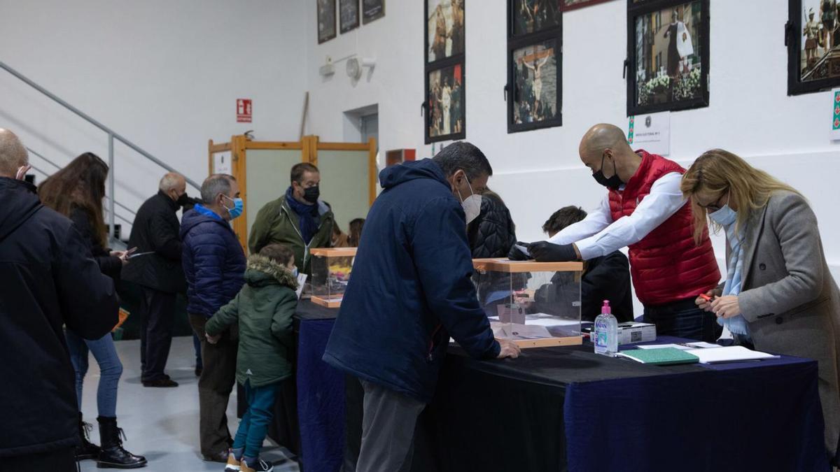 Los hermanos y las damas durante las votaciones en la sede de la calle de las Chimeneas. | Ana Burrieza