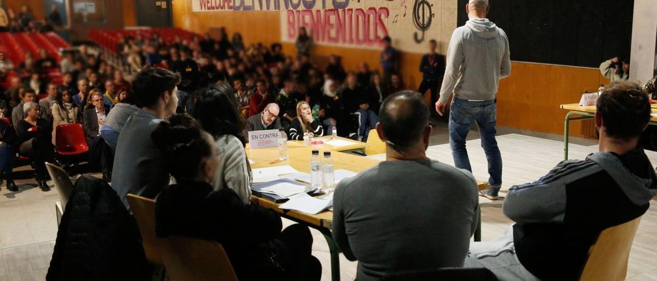 Alexis, un preso preventivo por presunta violencia machista, en el momento de su participación en la final de la liga de debate de la cárcel Brians 1.