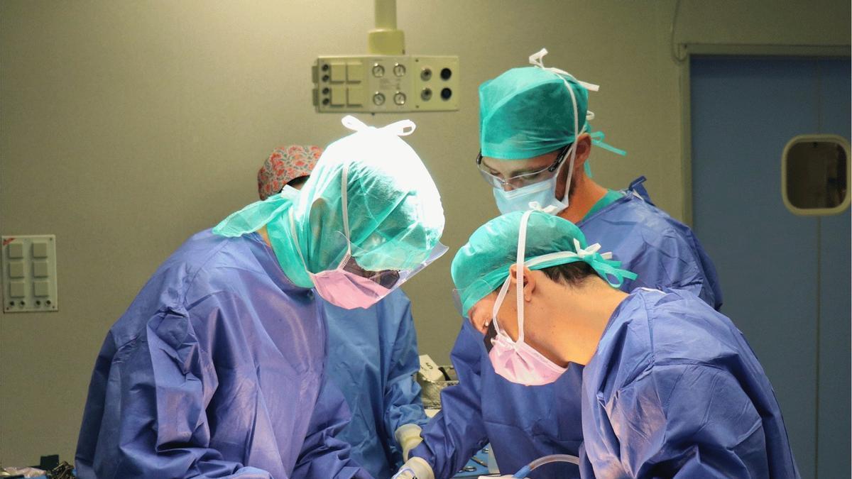 Dos caderas, una sola operación: la técnica que aplica el Hospital del Aljarafe