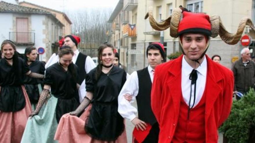 Cornellà del Terri ha desafiat la pluja amb la plantada de l&#039;arbre del Maig i el Ball del Cornut del Dilluns de Pasqua | Marina López - ACN