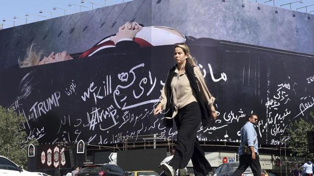 Una dona iraniana en una avinguda de Teheran.   | ABEDIN TAHERKENAREH / EFE / EPA