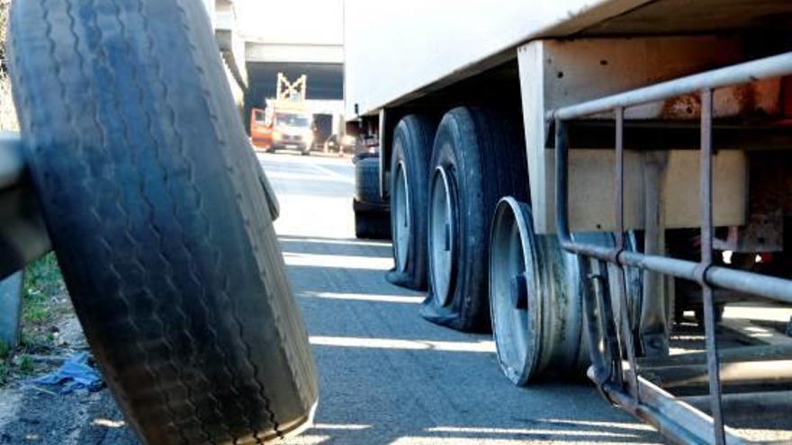 Una roda nova a punt per canviar en un dels camions que el mosso va punxar.