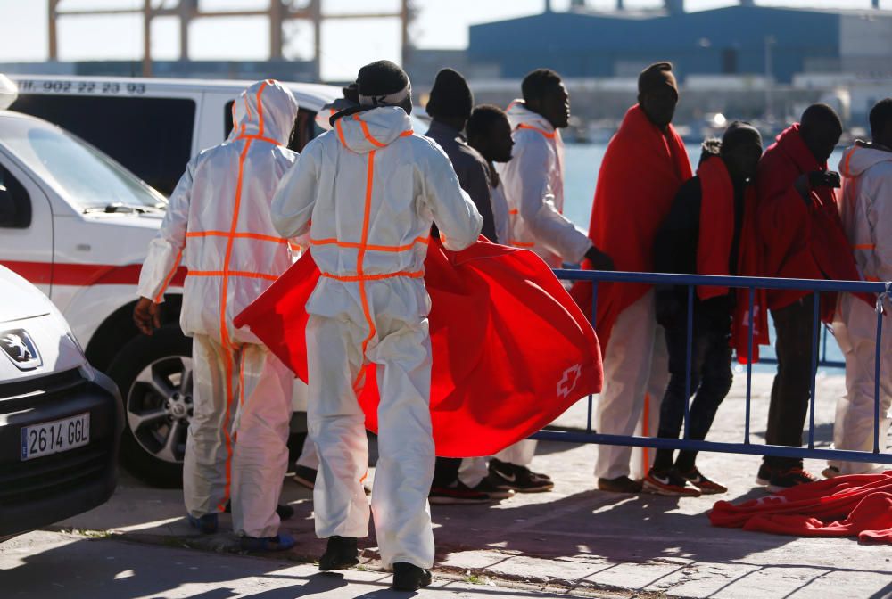 Llegan al puerto de Málaga 185 inmigrantes rescatados en el mar de Alborán