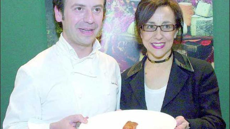 Santiago Menéndez de Luarca, en el centro, durante la cata de Vinos de la Tierra de Cangas celebrada ayer en Madrid.