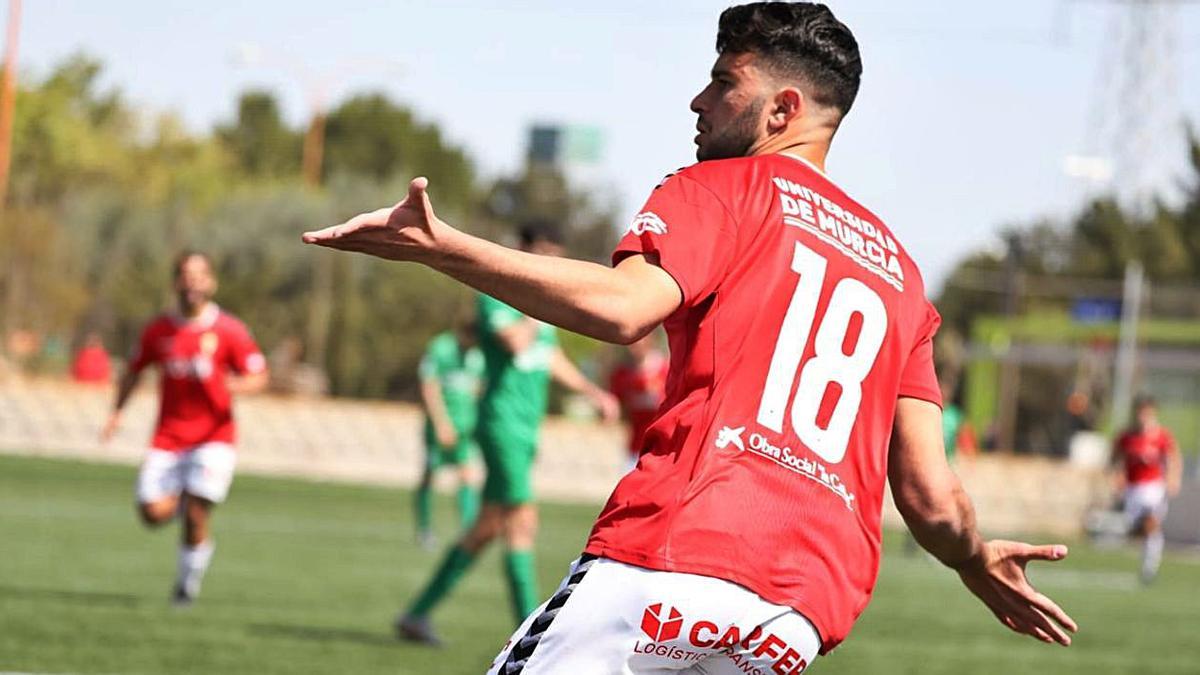 Sam Philip celebra el quinto gol del Real Murcia B ante la SFC Minerva. | TWITTER REAL MURCIA