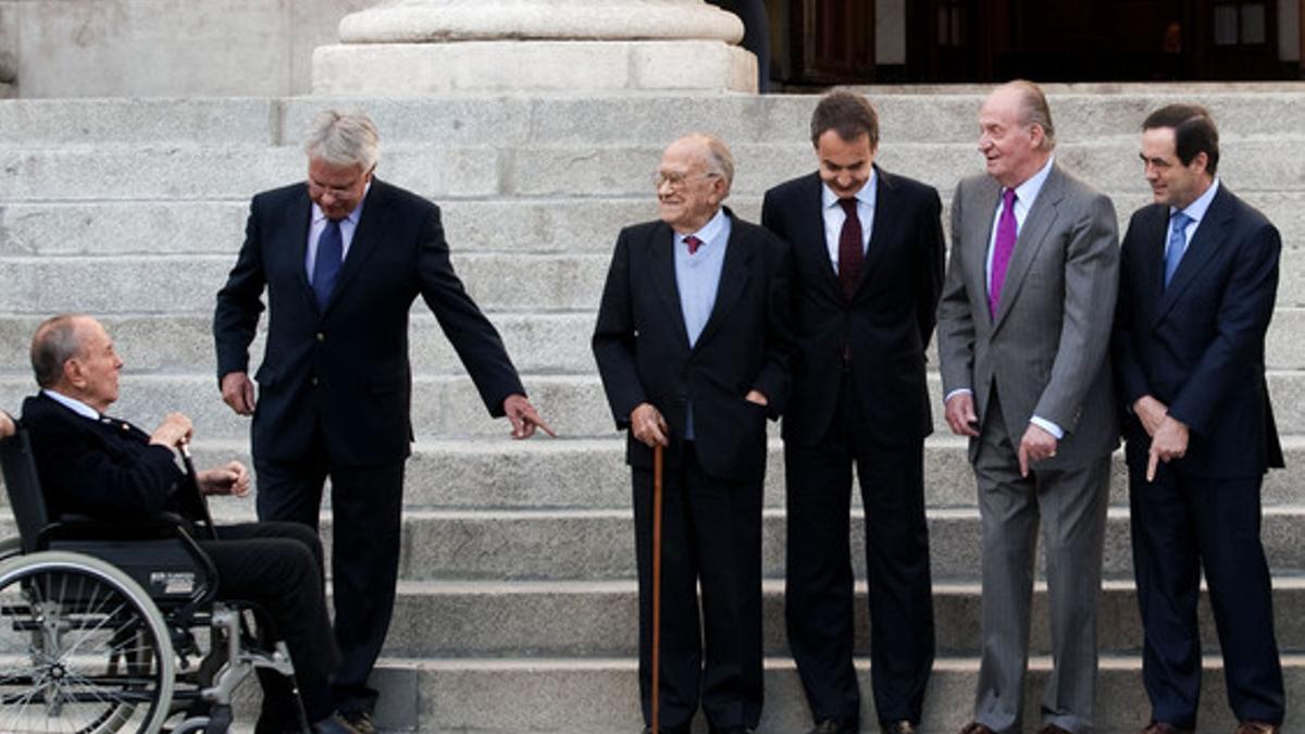 Fraga, en silla de ruedas, junto a Felipe González, Santiago Carrillo, José Luis Rodríguez Zapatero, el Rey y José Bono, el pasado 23 de febrero, a las puertas del Congreso, con motivo del 30º aniversario del 23-F.