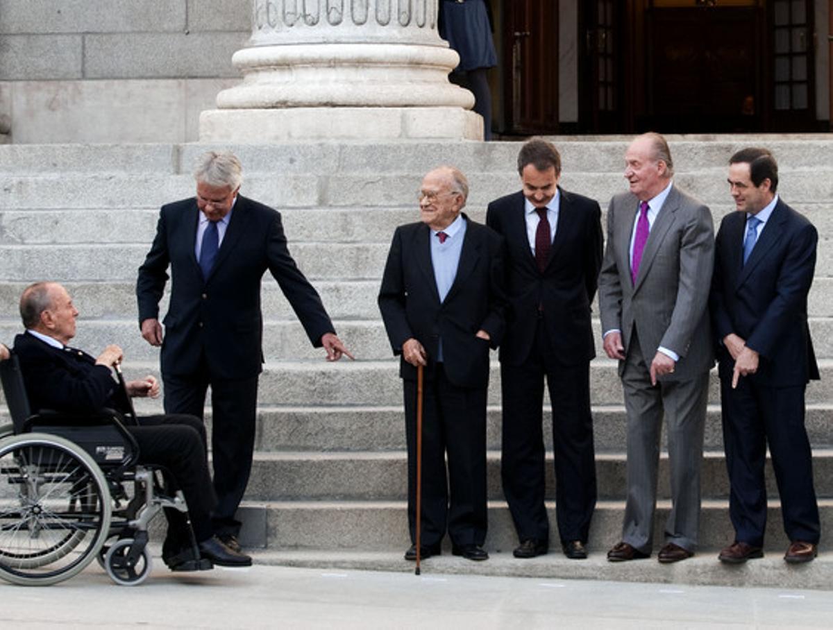 Fraga, en cadira de rodes, amb Felipe González, Santiago Carrillo, José Luis Rodríguez Zapatero, el Rei i José Bono, el 23 de febrer del 2011, a les portes del Congrés, amb motiu del 30è aniversari del 23-F.