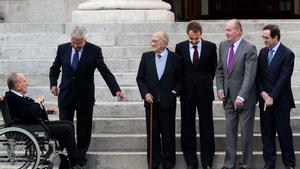 Fraga, en cadira de rodes, amb Felipe González, Santiago Carrillo, José Luis Rodríguez Zapatero, el Rei i José Bono, el 23 de febrer del 2011, a les portes del Congrés, amb motiu del 30è aniversari del 23-F.
