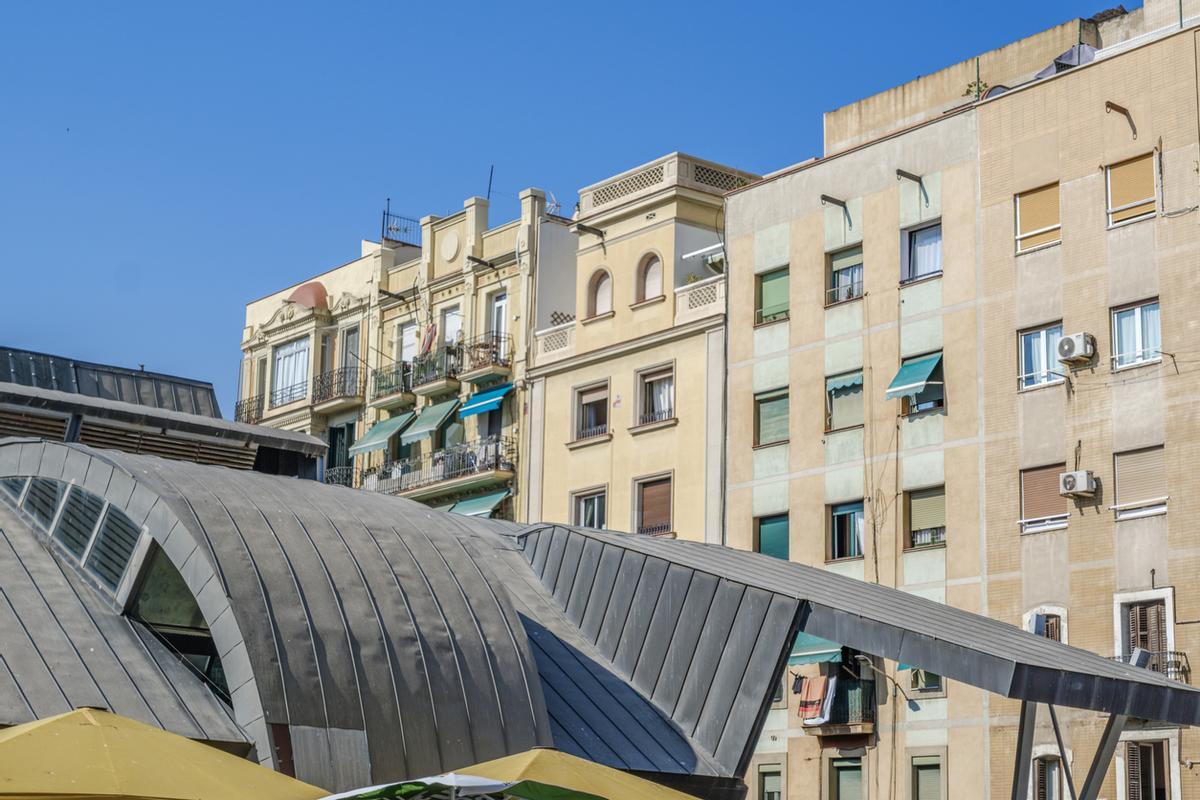 Mercado de Barceloneta Tejado moderno y edificios tradicionales