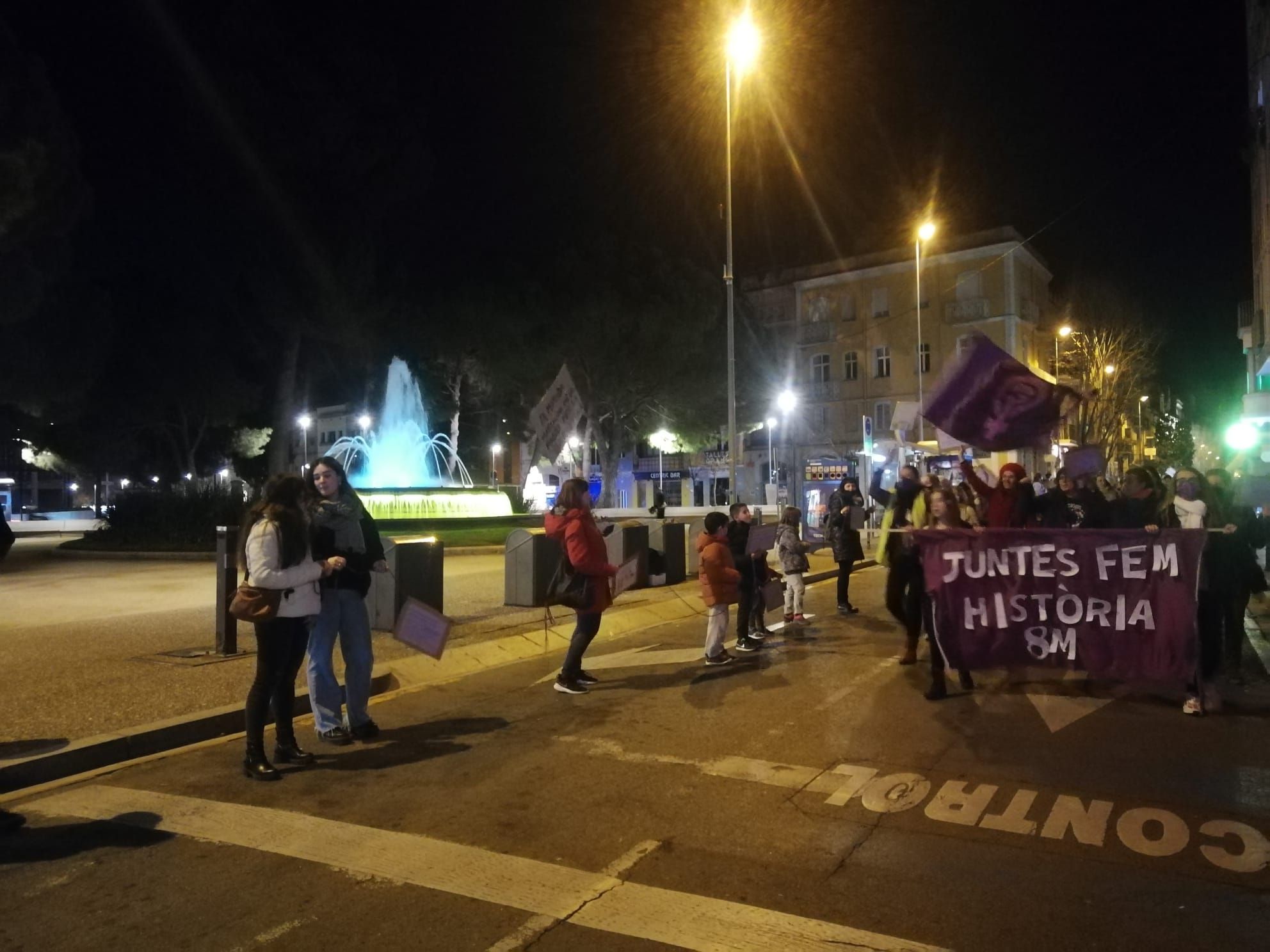 Una cadena humana va omplir tot el carrer Nou