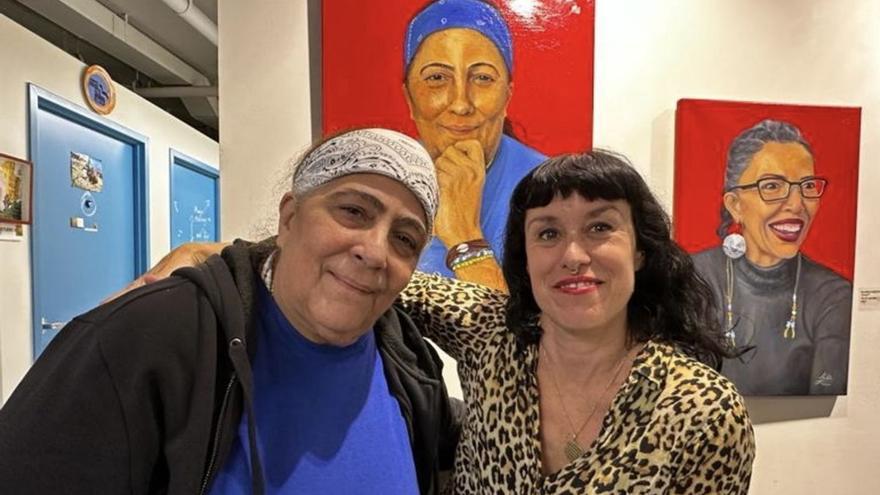 Aída Miró y Lorine Padilla ante su retrato, en la exposición en el Bronx. | AM