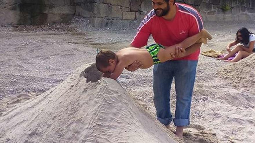 Concurso de figuras de arena en la playa de Santa Cruz