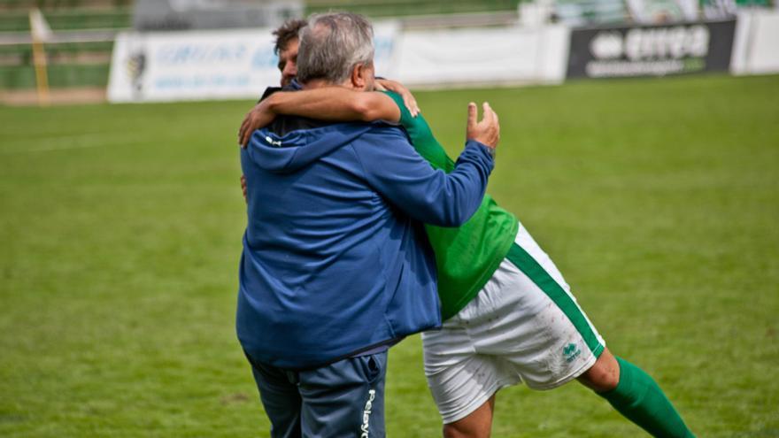 Teto se abraza a Adolfo Senso durante un Cacereño-Diocesano.