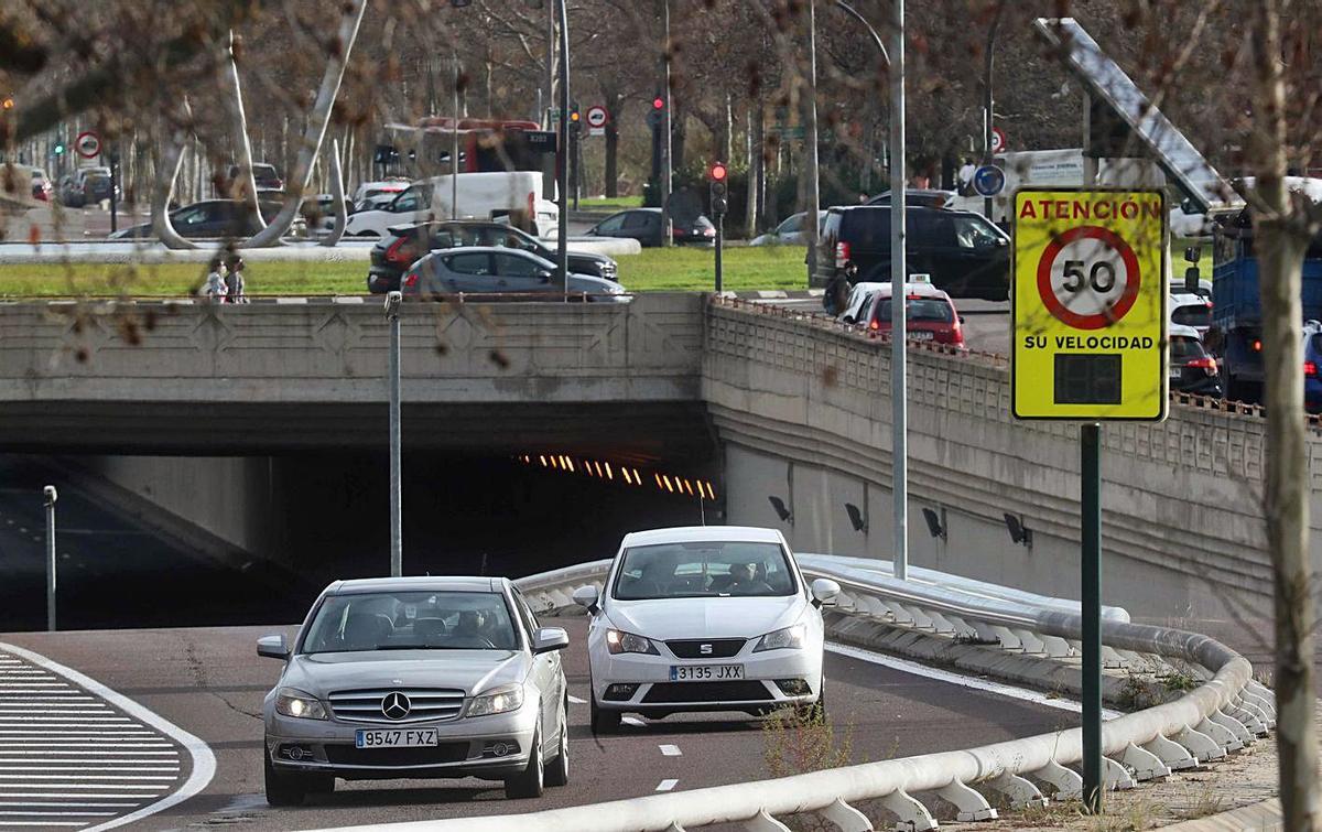Varios coches salen de uno de los túneles de València con velocidad limitada. | J.M.LÓPEZ
