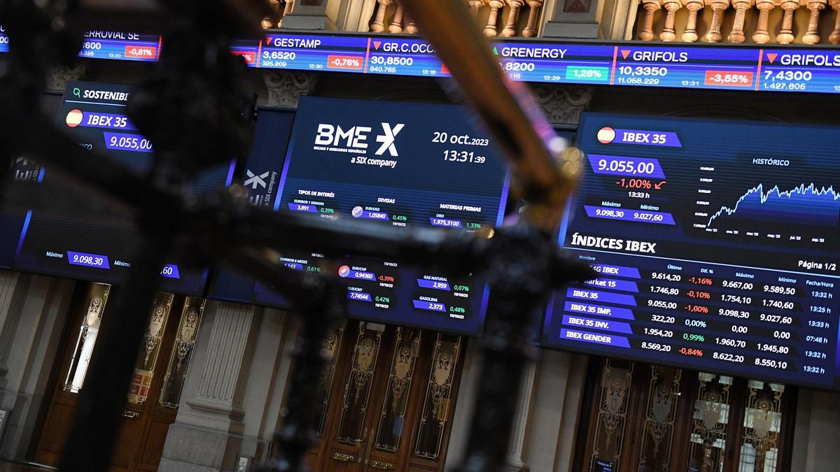 Un panel del Ibex 35, en el Palacio de la Bolsa.