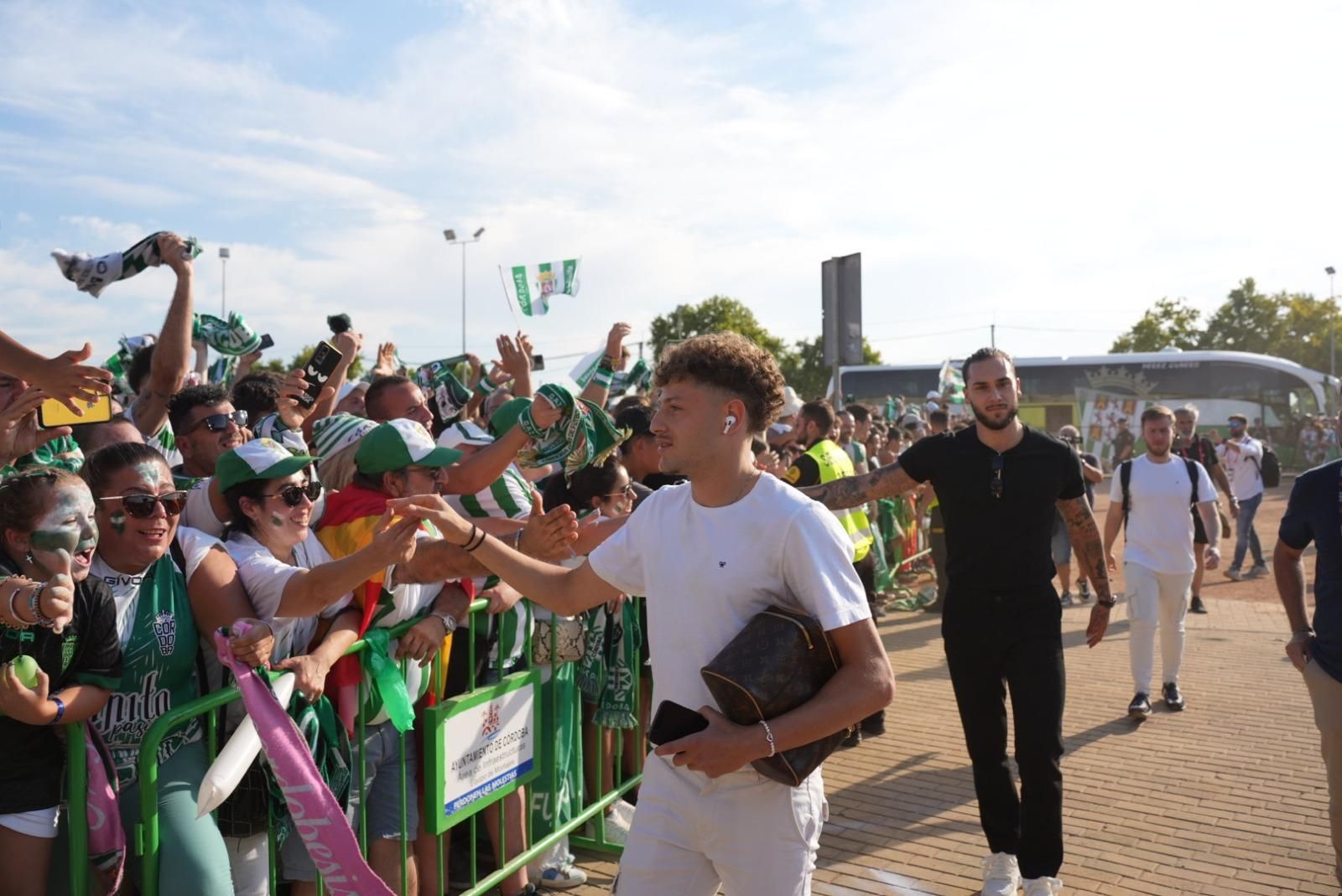 Así recibió la afición del Córdoba CF al autobús del equipo en El Arenal