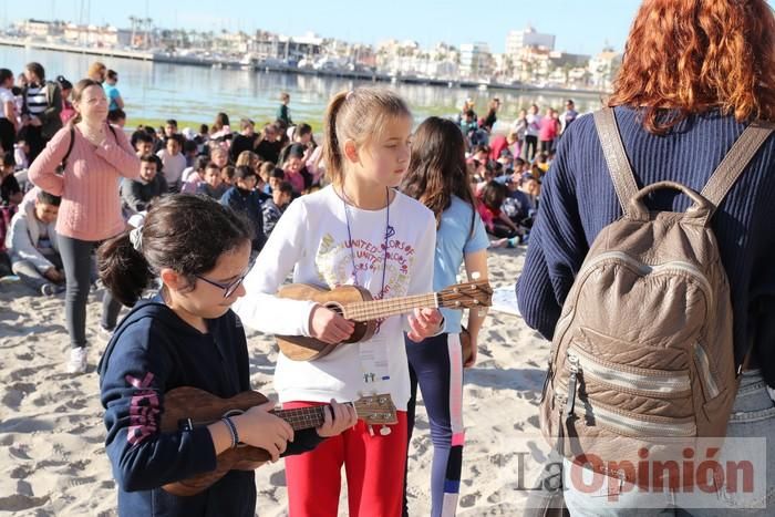 Un 'SOS' gigante para el Mar Menor formado por escolares en Villananitos