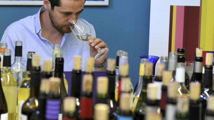 Un catador de la Guia Peñín tastant vins de la DO Empordà