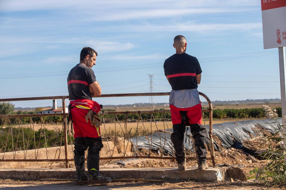 Bomberos de Dénia participan en la búsqueda de cadáveres, en Beniparrell.