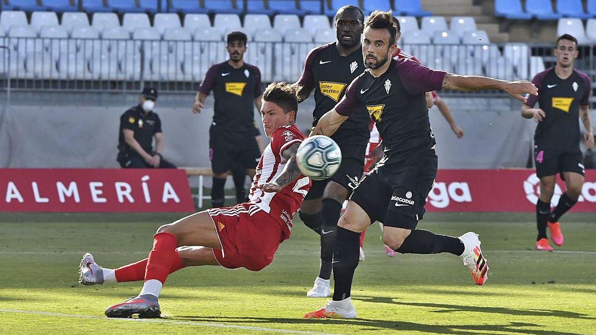 Molinero y Babin, junto a Darwin Núñez, en una acción del partido.