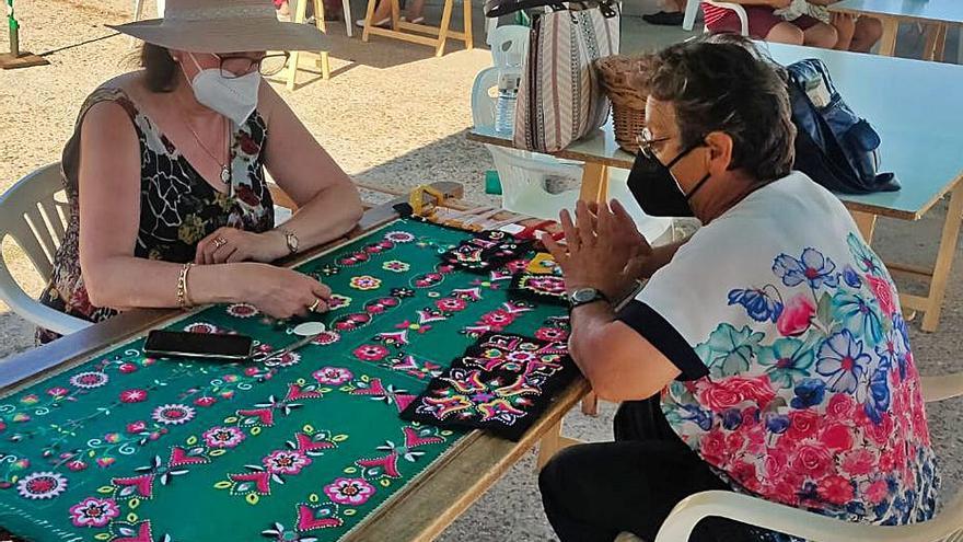 Dos mujeres trabajan en bordados tradicionales. | Ch. S.