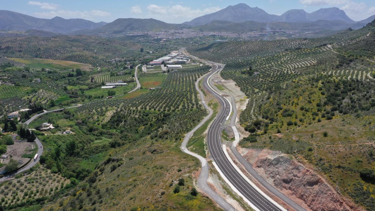 Trazado de la A-333 por la variante de Las Angosturas, con la localidad de Priego de Córdoba al fondo.