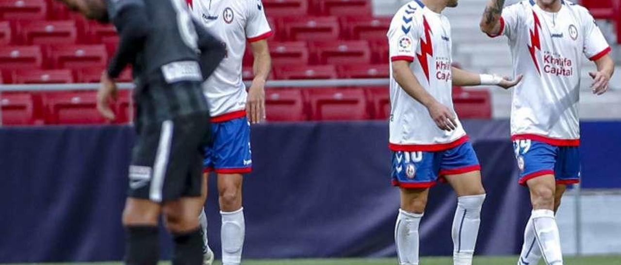 Aitor Ruibal, a la derecha, celebra un gol con el Rayo Majadahonda esta temporada.