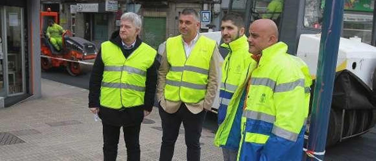 Miguel Caride (i) visitó ayer las obras de asfaltado. // Iñaki Osorio