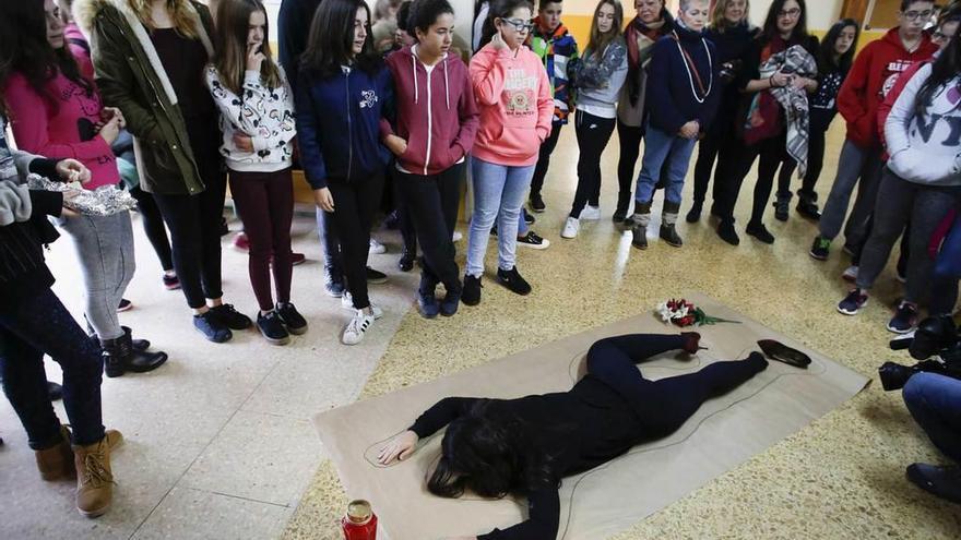 Recreación de una situación de maltrato a cargo de los alumnos del IES de Los Campos, ayer.