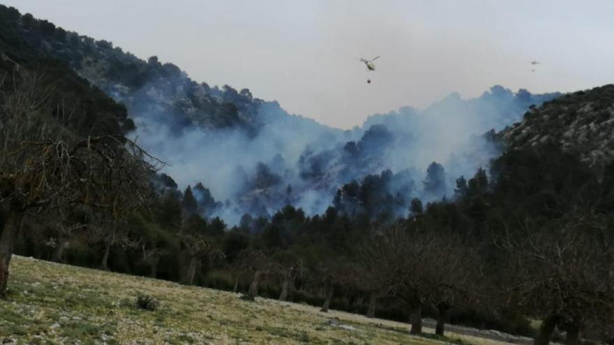 Löschhubschrauber im Einsatz.