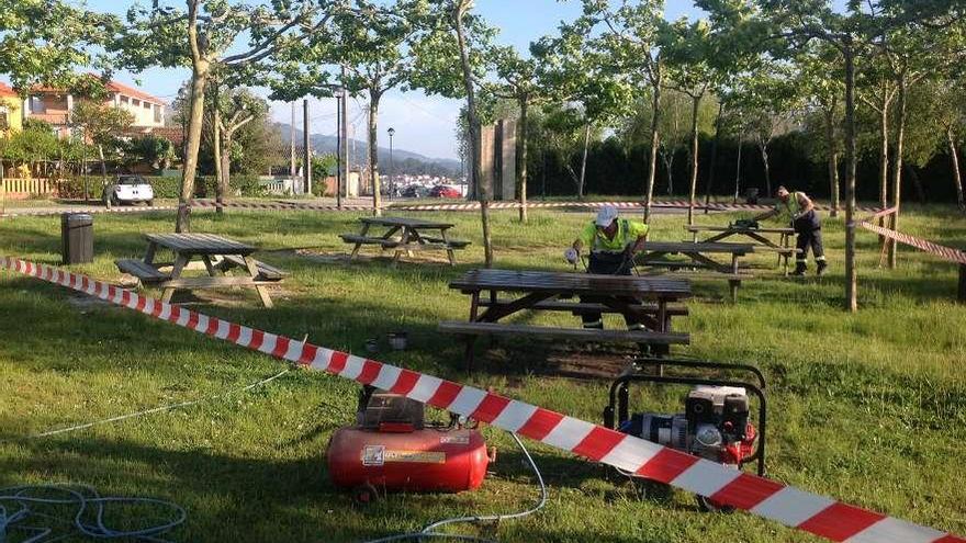 Operarios municipales adecentan el área recreativa de la playa de Cesantes, el año pasado.  // FdV