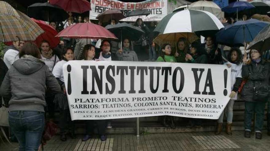 Más de 400 padres de Teatinos, Rincón de la Victoria y Mijas se manifestaron ayer ante el Edificio Negro, a pesar de la lluvia.