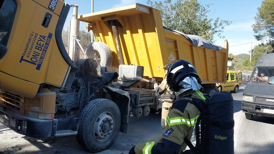 Alarma por el incendio de un camión en el cruce de los Cazadores