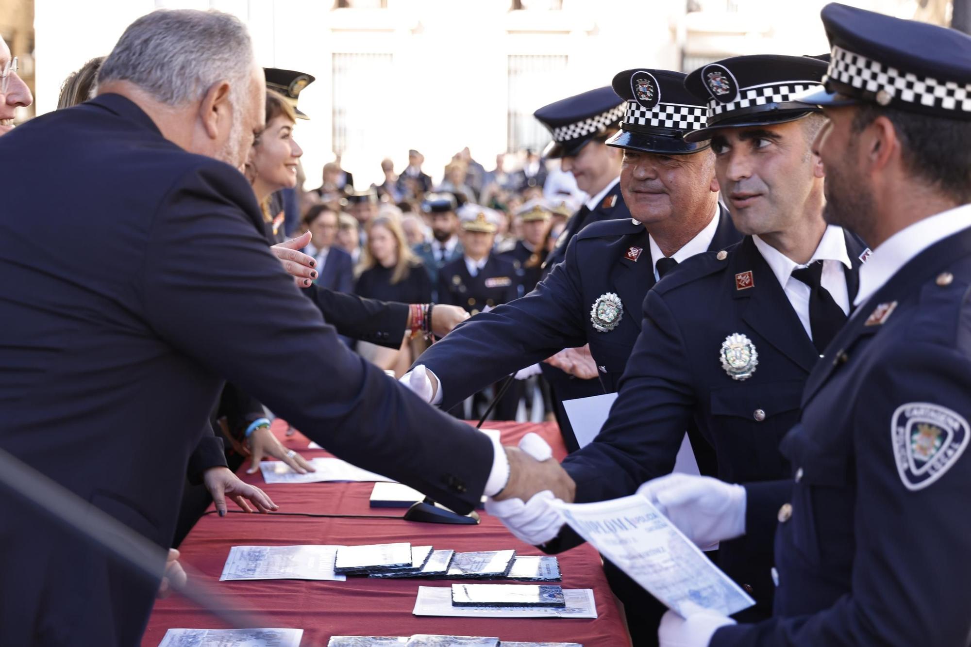 Entrega de placas a los nuevos agentes y de distinciones al personal jubilado de la Policía Local de Cartagena