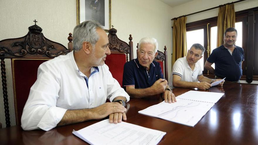 José Manuel Cores Tourís esta mañana, junto a miembros del gobierno de Dozón.