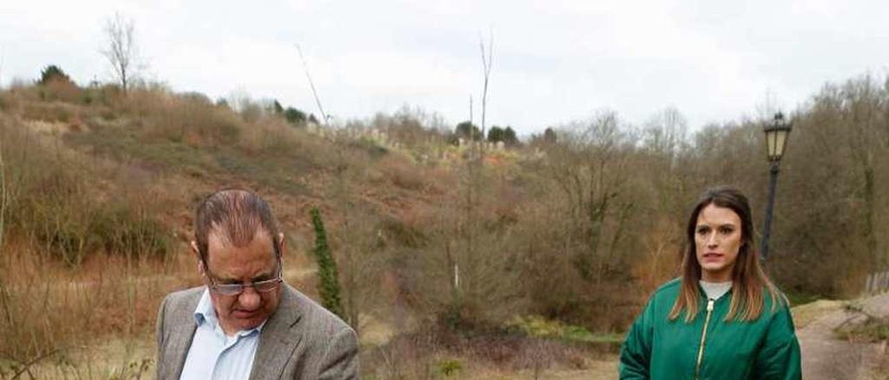 Recaredo Montes y Silvia García junto a una alcantarilla sin tapa.