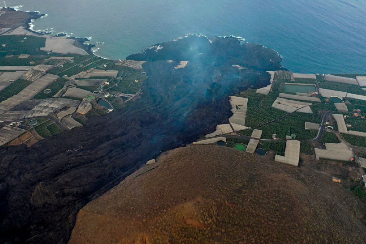Capten la formació de platges a la ‘fajana’ formada per la lava del volcà de La Palma