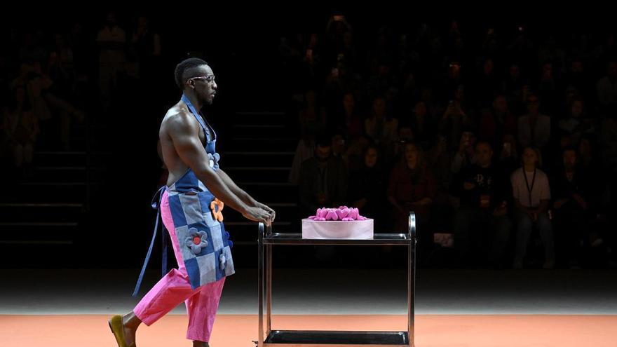 Ágatha Ruiz de la Prada lleva una tarta de queso 