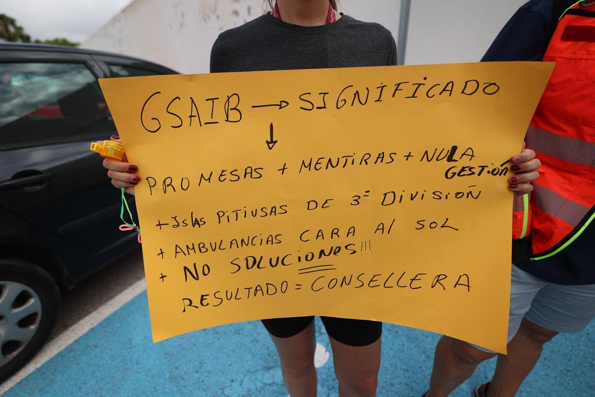 Una trabajadora de las ambulancias porta un cartel en una de las últimas protestas.