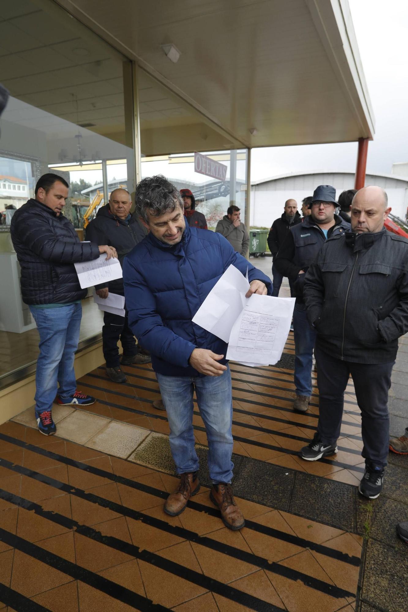 EN IMÁGENES: Los ganaderos toman con sus tractores la villa de Luanco