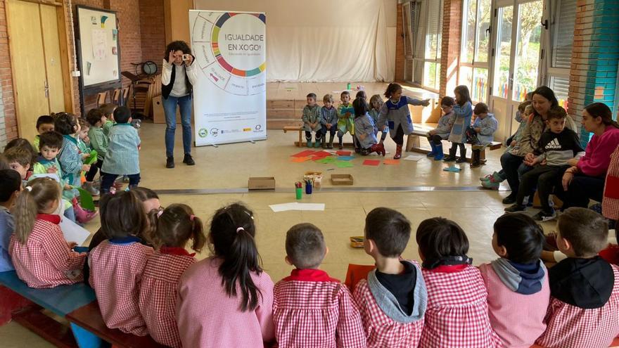 Una de las actividades sobre igualdad en el CEIP de Prado, con SororAs.